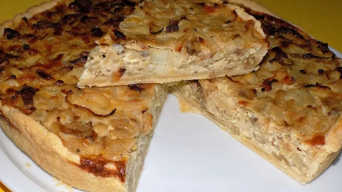 Cibulový koláč s ovčím sýrem