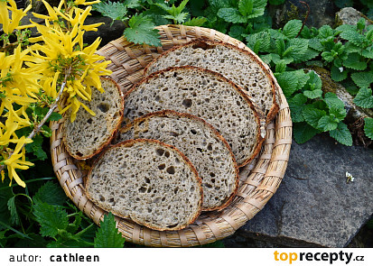 Jarní kváskový chleba s kopřivami