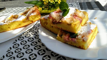 Kefírový koláč  s rebarborou a skořicovou žmolenkou