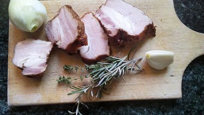 Krůtí játra na slanině a bylinkách, s dipem a jarním salátkem