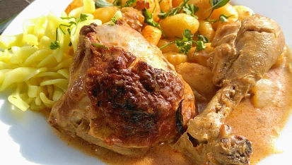 Kuřecí paličky a stehna na  trojbarevných paprikách