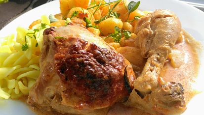 Kuřecí paličky a stehna na  trojbarevných paprikách
