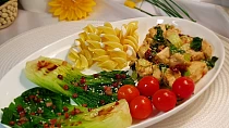 Pak choi s kuřecím masem a těstoviny fusilloni giganti