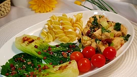 Pak choi s kuřecím masem a těstoviny fusilloni giganti