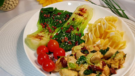 Pak choi s kuřecím masem a těstoviny fusilloni giganti