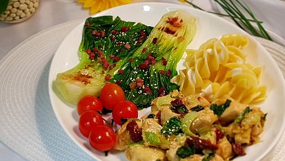 Pak choi s kuřecím masem a těstoviny fusilloni giganti