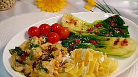 Pak choi s kuřecím masem a těstoviny fusilloni giganti