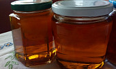 Pampeliškový med do čaje i na chléb (Letos byly pampelišky opravdu plné pylu a tak se nám podepsal i v medu, kde zůstal takový \"cucek\", ale po rozmíchání je výtečný. )