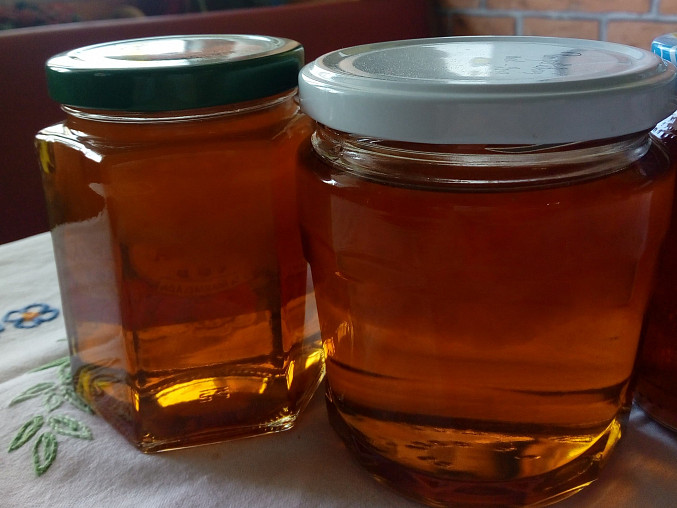 Pampeliškový med do čaje i na chléb, Letos byly pampelišky opravdu plné pylu a tak se nám podepsal i v medu, kde zůstal takový \"cucek\", ale po rozmíchání je výtečný. 
