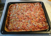 Pizza se šunkou a kukuřicí Pizza se šunkou a kukuřicí