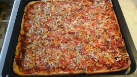 Pizza se šunkou a kukuřicí