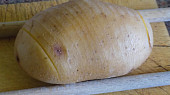 Plněné pečené brambory s kuřecím řízkem, Syrový brambor nakrájíme, ale dáváme pozor, abychom nedokrojili až dolů