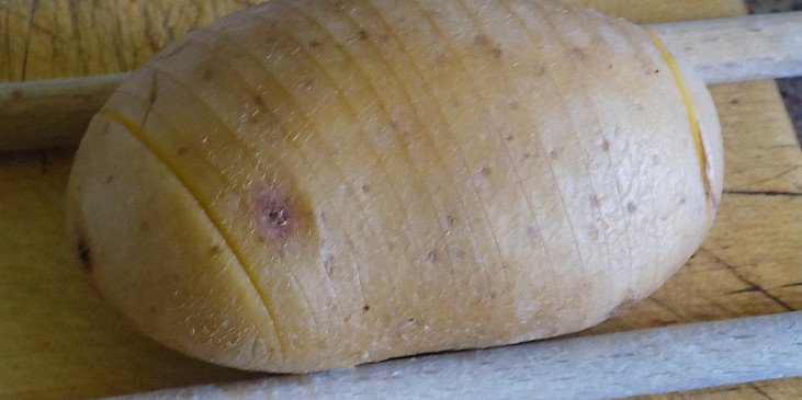 Plněné pečené brambory s kuřecím řízkem (Syrový brambor nakrájíme, ale dáváme pozor,…)