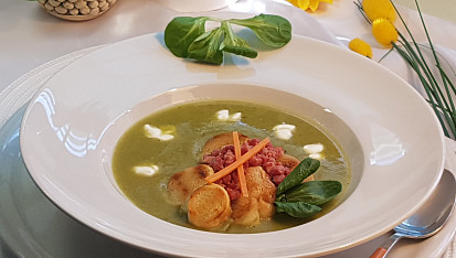 Polévka z polníčku a rukoly s uzenou slaninou a krutony
