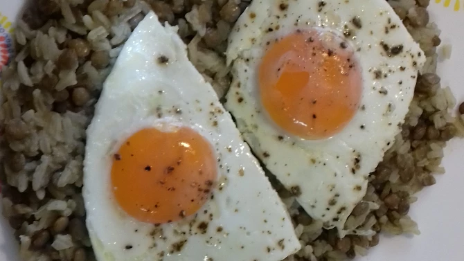 Rýže s čočkou a volským okem