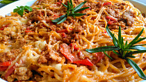 Špagety s krůtí směsí,  paprikami a sýrem (na dva způsoby)