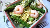 Těstoviny fettuccine s chřestem a krevetami