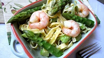 Těstoviny fettuccine s chřestem a krevetami