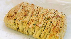 Trhací chlebík (Pull Apart Bread)