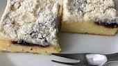 Tvarohový koláč s ovocem a drobenkou, místo ovoce jsem použila povidla a moc dobrý :-)
