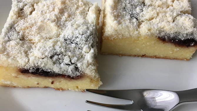 Tvarohový koláč s ovocem a drobenkou, místo ovoce jsem použila povidla a moc dobrý :-)