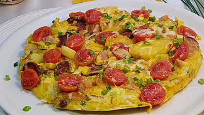 Vydatná pikantní klobásovo-bramborová omeleta s feferonkou