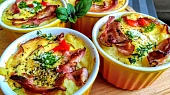 Zapečená bramborová kaše v miskách se slaninou, rajčátky a  sýrem