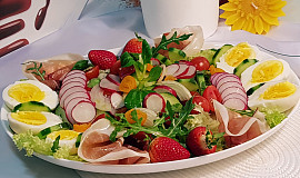 Zeleninový salát mnoha barev, se šunkou a vejci