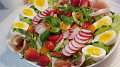 Zeleninový salát mnoha barev, se šunkou a vejci