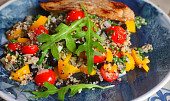 Barevná quinoa s rajčátky, rukolou a olivami