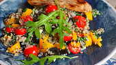 Barevná quinoa s rajčátky, rukolou a olivami