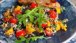 Barevná quinoa s rajčátky, rukolou a olivami