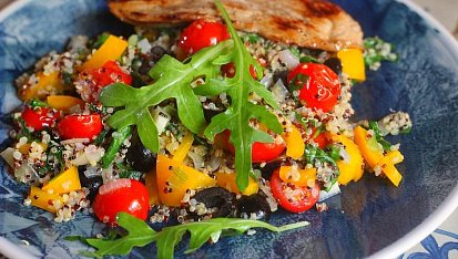 Barevná quinoa s rajčátky, rukolou a olivami