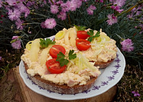 Česnekovo-vaječná pomazánka se šunkou a sýrem
