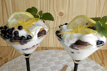 Citronový krém z mascarpone, borůvkami a  s piškoty 