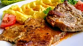 Grilované kotlety s pikantní rajčatovou omáčkou