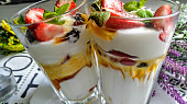 Jogurtové poháry s jahodami, banány, brusinkami a medem
