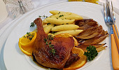 Kachní stehna na šalotce, pomerančích a bramborové šišky s tymiánem