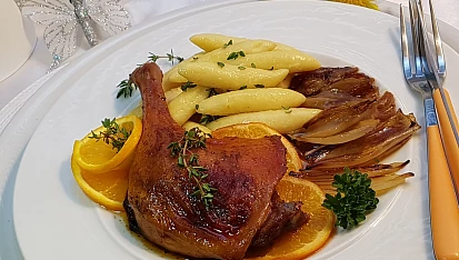 Kachní stehna na šalotce, pomerančích a bramborové šišky s tymiánem
