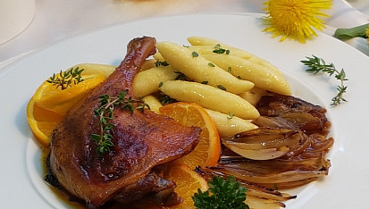 Kachní stehna na šalotce, pomerančích a bramborové šišky s tymiánem