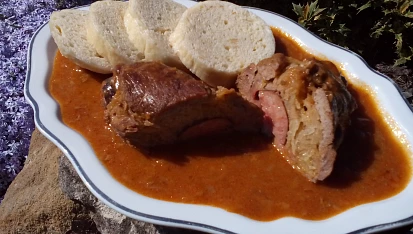 Kapsy / závitky s klobásou a zelím