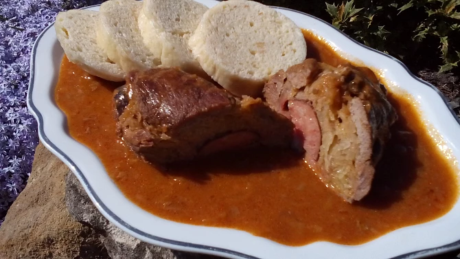 Kapsy / závitky s klobásou a zelím