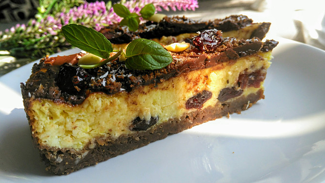 Kokosový cheesecake s brusinkami a čokoládou