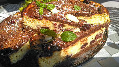 Kokosový cheesecake s brusinkami a čokoládou