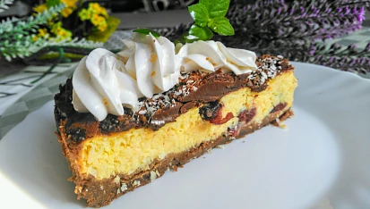 Kokosový cheesecake s brusinkami a čokoládou