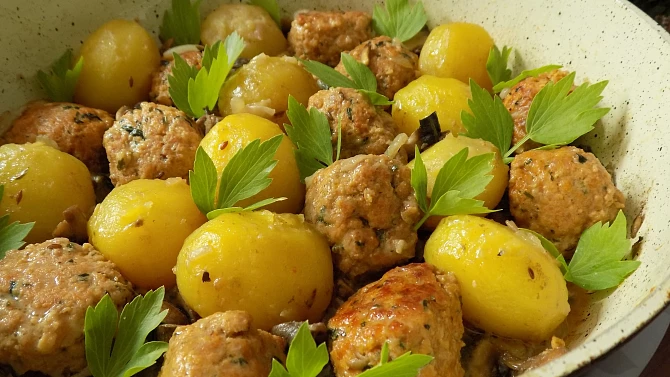 Mleté kuličky s bramborami v jedné pánvi