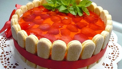 Nepečený tvarohovo-pudinkový dortík s jahodami a želé, Dort s okrajem z podlouhlých piškotů.