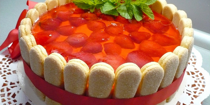 Nepečený tvarohovo-pudinkový dortík s jahodami a želé (Dort s okrajem z podlouhlých piškotů.)