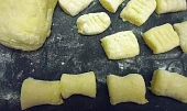Noky s brokolicí a praženou strouhankou