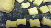 Noky s brokolicí a praženou strouhankou